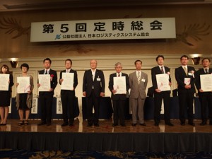 6月22日表彰式　当協会西田会長と受賞企業の皆様